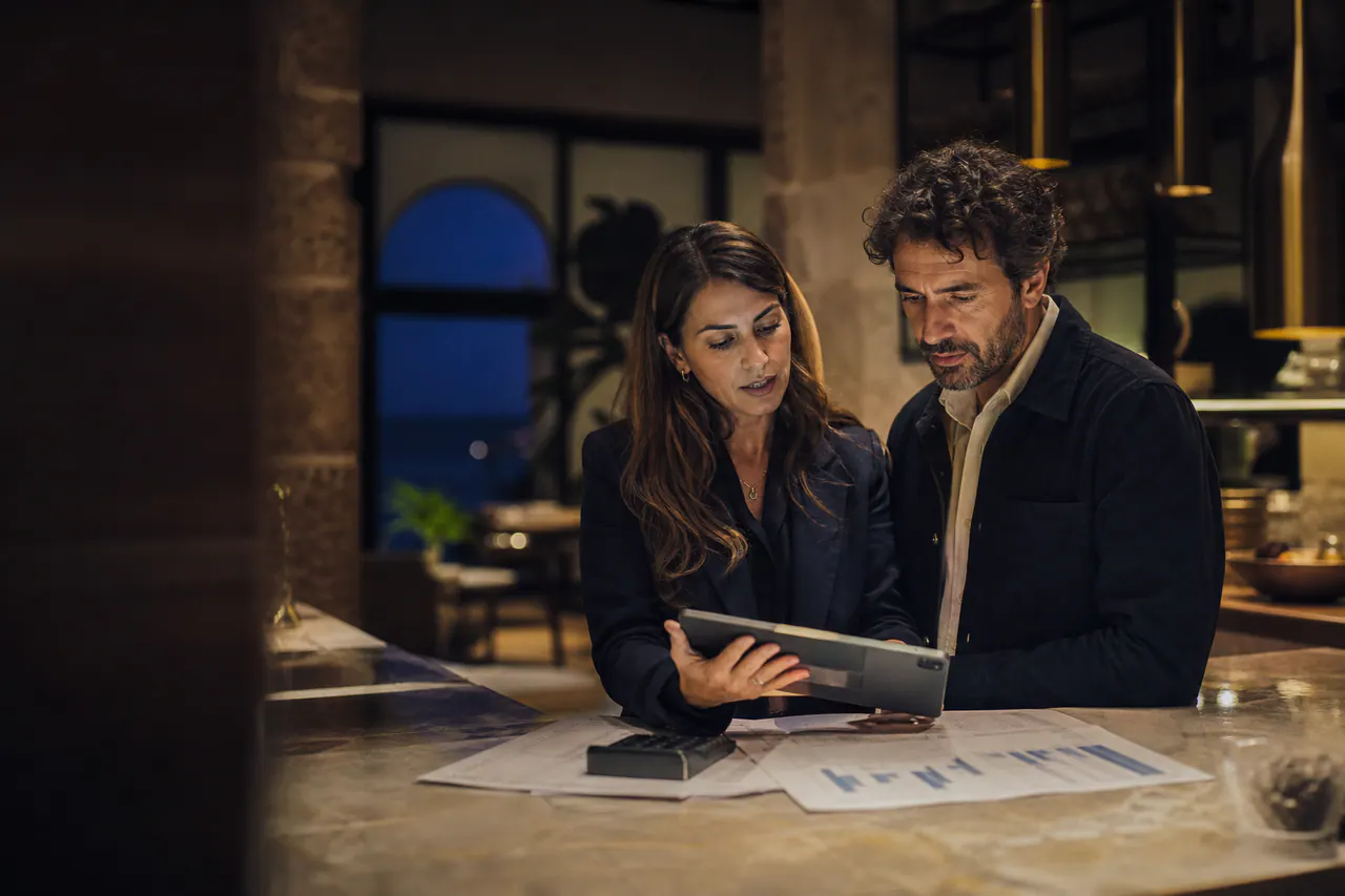 Consultora e empresário analisam consumo energético num espaço de hotelaria